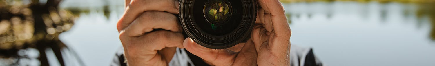 Valokuvaaja ja kamera.